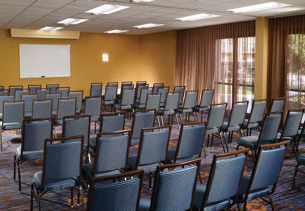 Отель Courtyard By Marriott Atlanta Executive Park/Emory Экстерьер фото