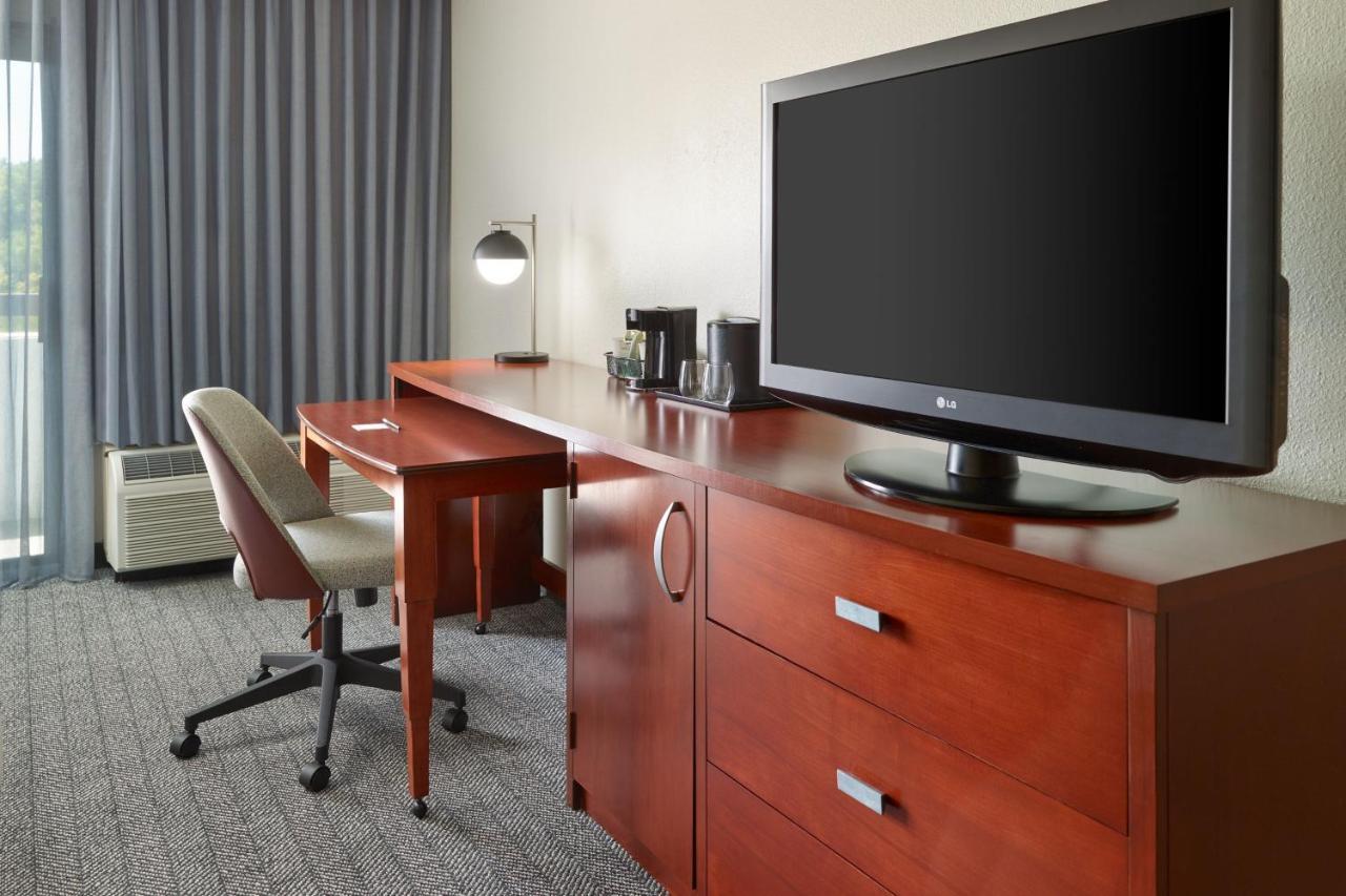 Отель Courtyard By Marriott Atlanta Executive Park/Emory Экстерьер фото