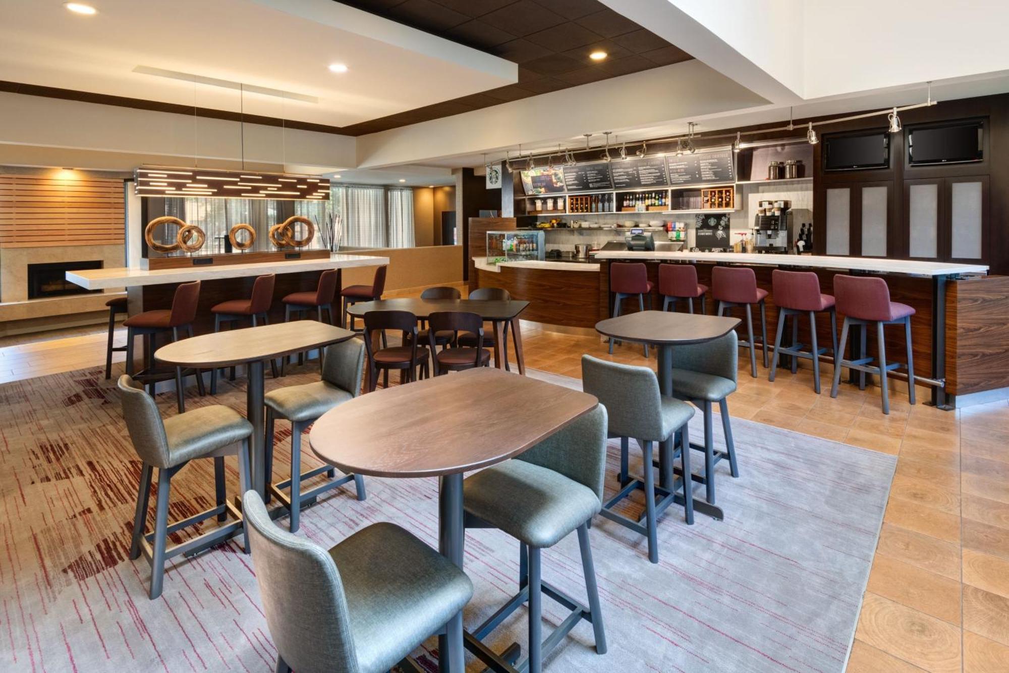 Отель Courtyard By Marriott Atlanta Executive Park/Emory Экстерьер фото