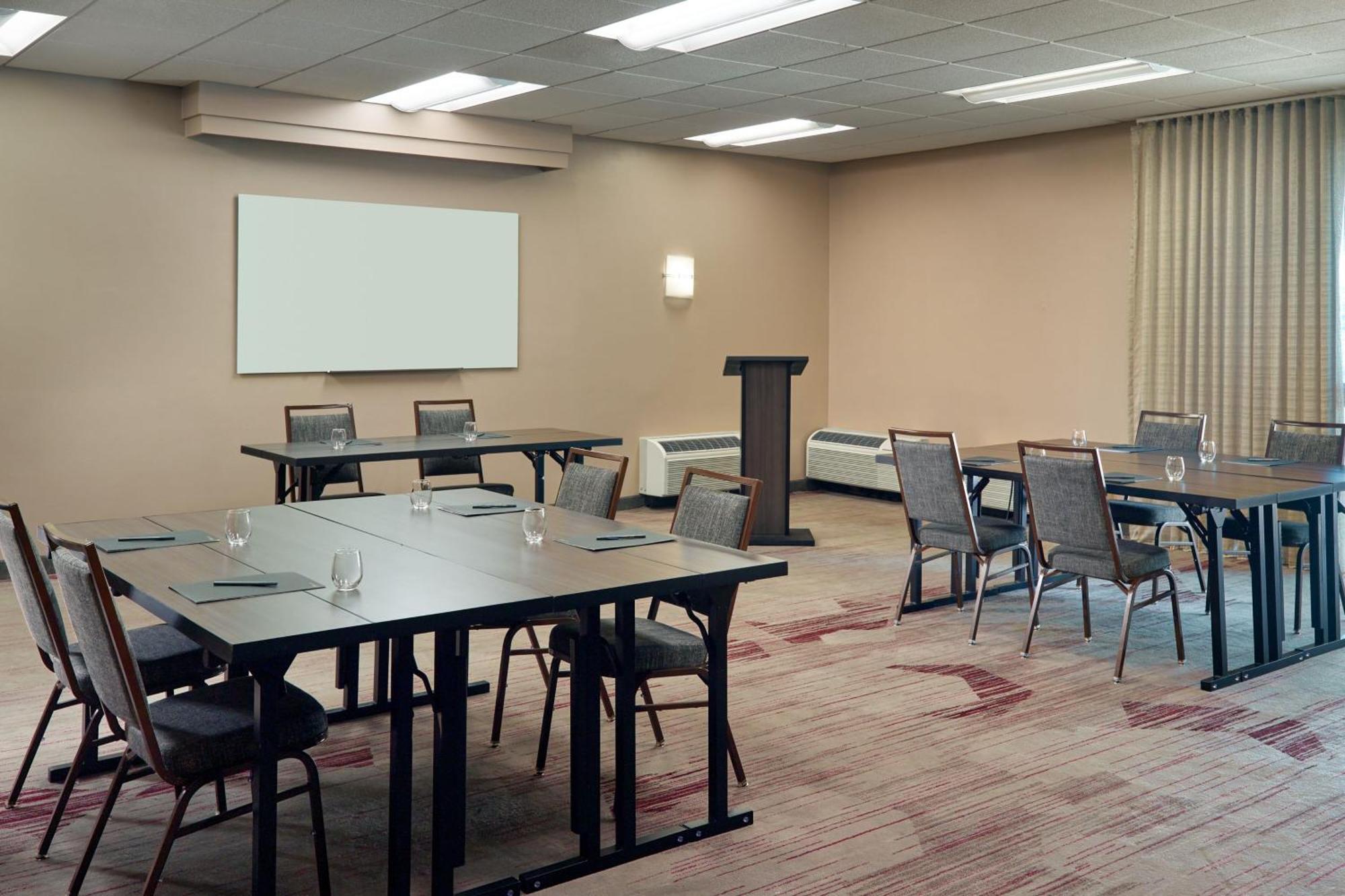 Отель Courtyard By Marriott Atlanta Executive Park/Emory Экстерьер фото