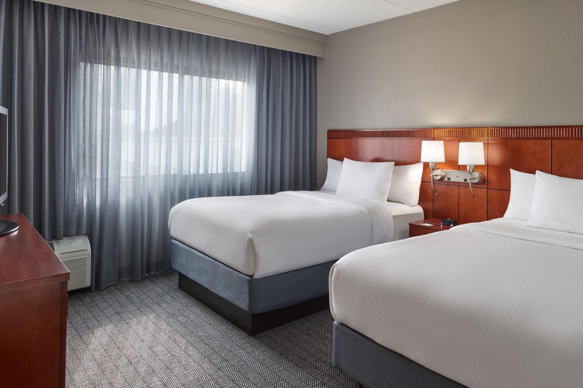 Отель Courtyard By Marriott Atlanta Executive Park/Emory Экстерьер фото