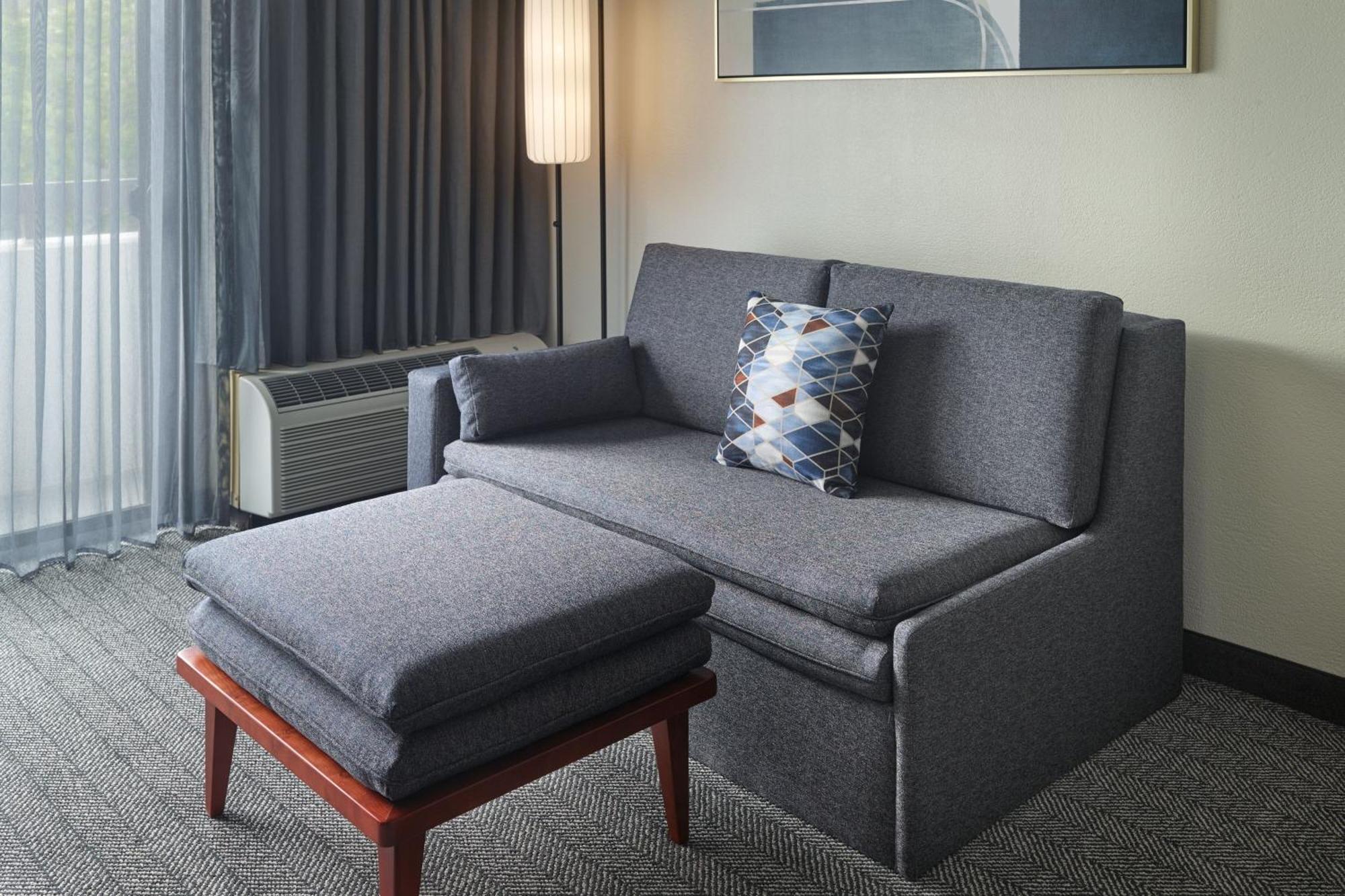 Отель Courtyard By Marriott Atlanta Executive Park/Emory Экстерьер фото