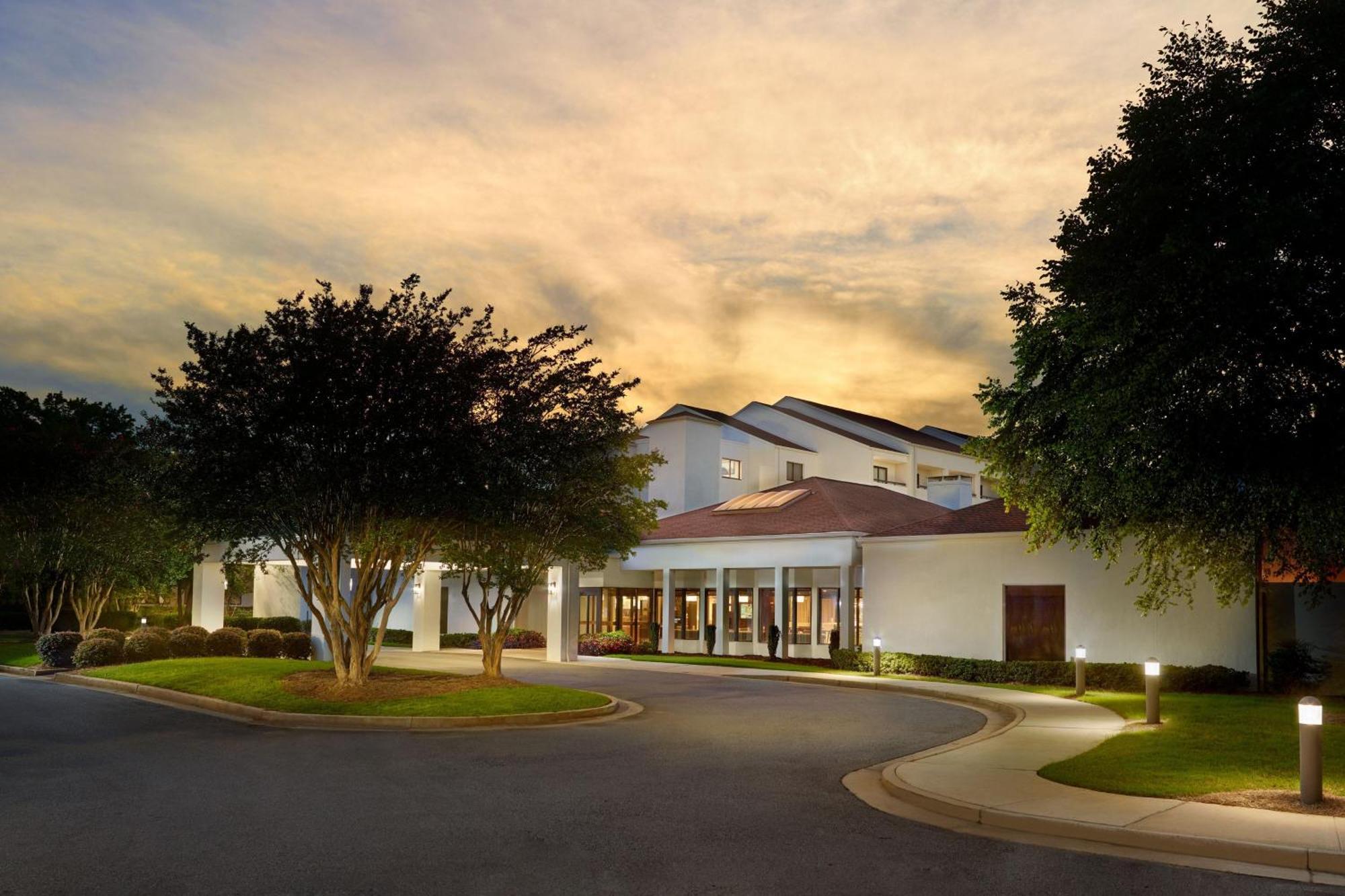Отель Courtyard By Marriott Atlanta Executive Park/Emory Экстерьер фото