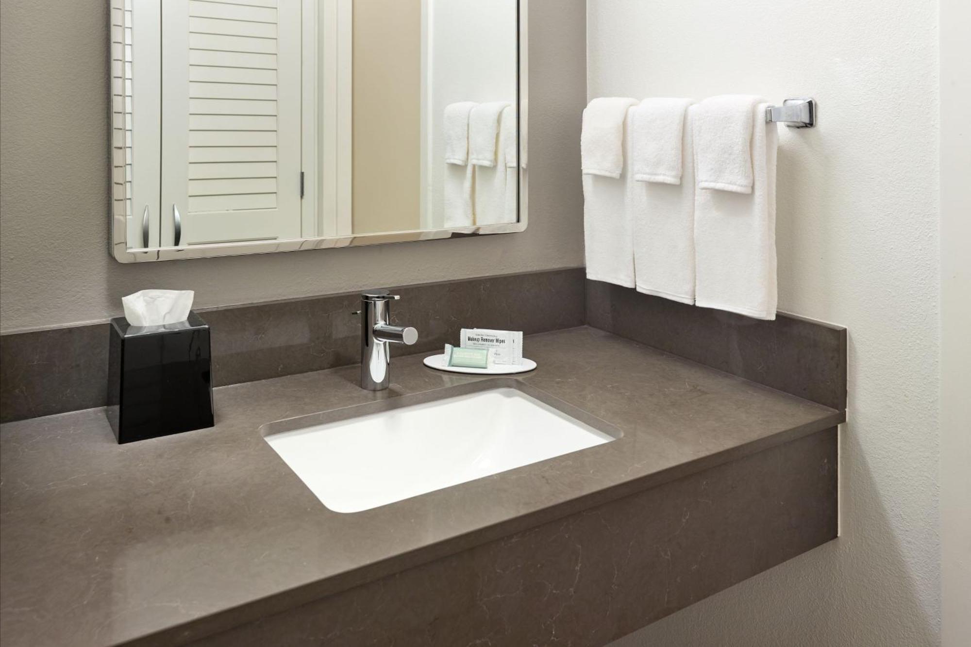 Отель Courtyard By Marriott Atlanta Executive Park/Emory Экстерьер фото