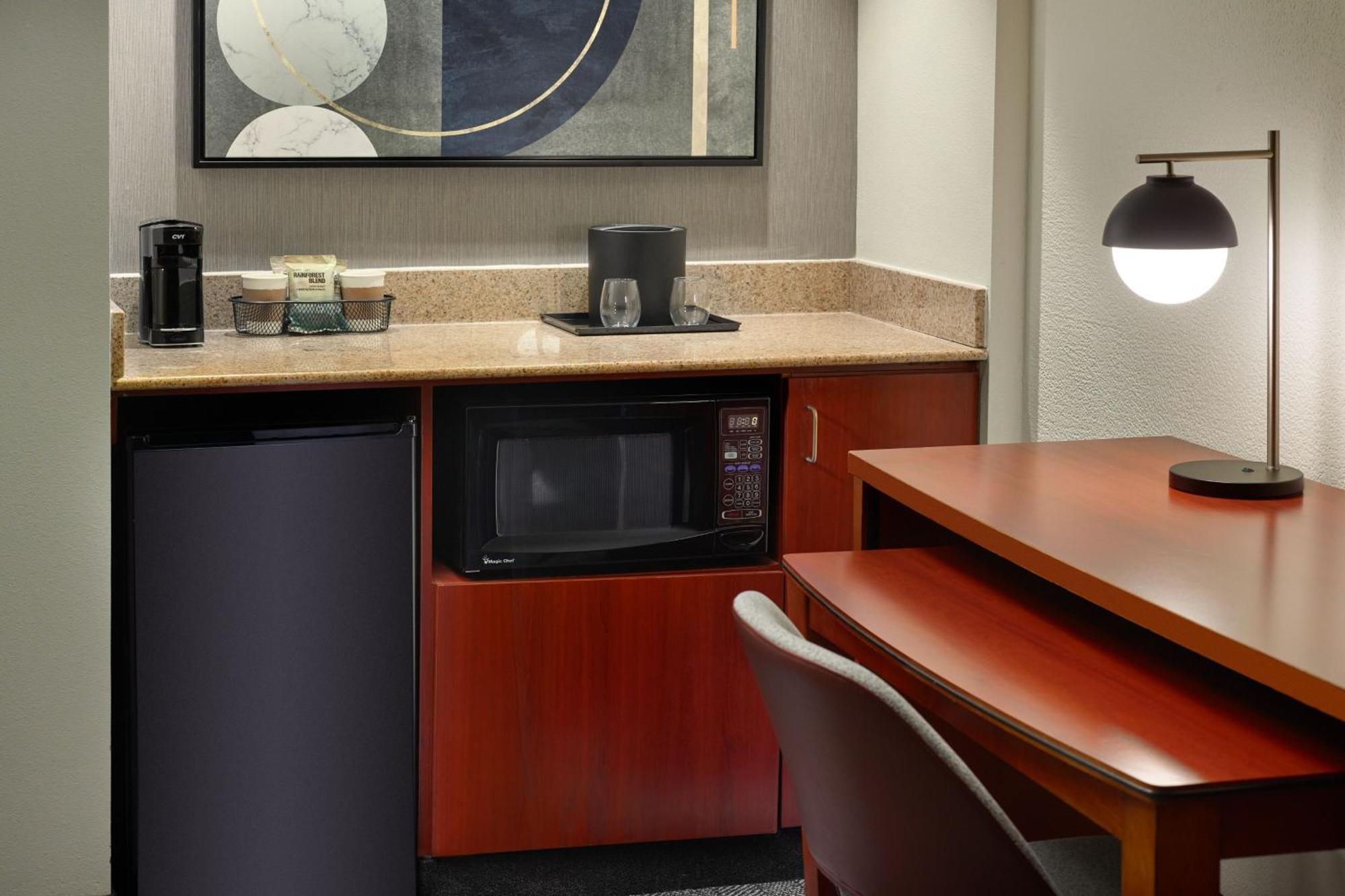 Отель Courtyard By Marriott Atlanta Executive Park/Emory Экстерьер фото