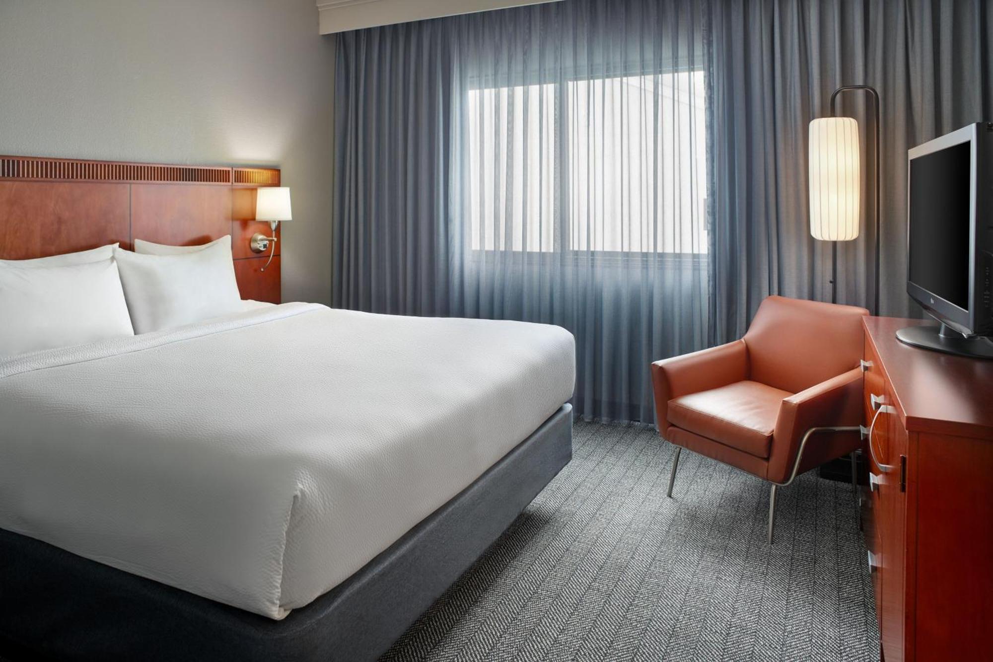 Отель Courtyard By Marriott Atlanta Executive Park/Emory Экстерьер фото